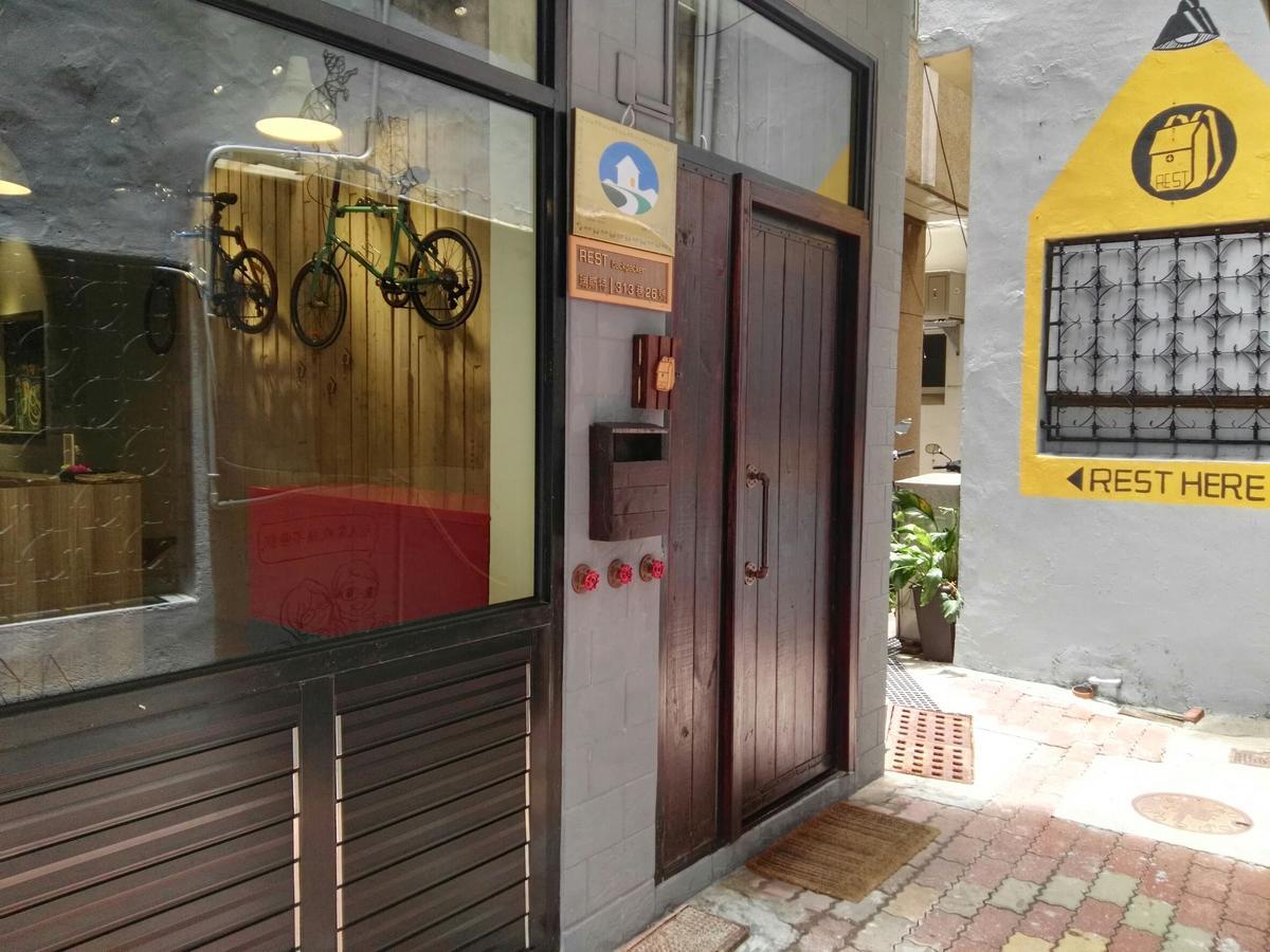 A Pousada Rest Backpacker Tainan Exterior foto